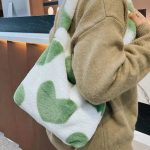sac fausse fourrure motifs coeurs