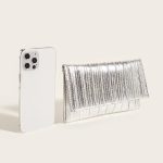 pochette avec chaîne argentée