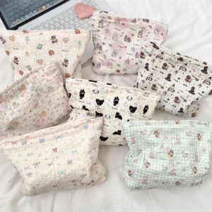 Trousse à grande capacité et motif en relief